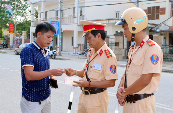  Đội Cảnh sát giao thông Công an huyện Định Hóa tuần tra, kiểm soát và xử lý các trường hợp vi phạm Luật Giao thông trên địa bàn thị trấn Chợ Chu.