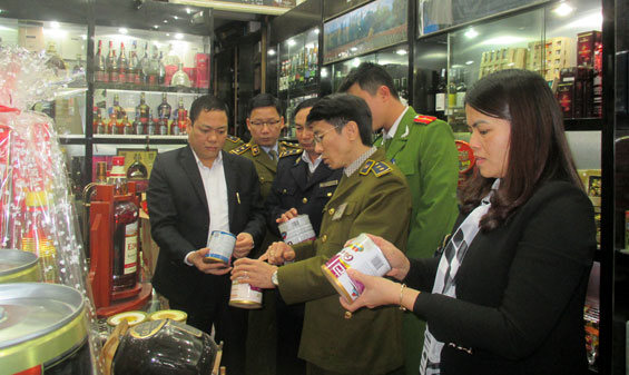  Đội Quản lý thị trường T.P Thái Nguyên phối hợp với các ngành chức năng kiểm tra cửa hàng rượu Dung Yến, đường Hoàng Văn Thụ (T.P Thái Nguyên)