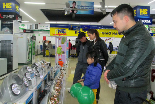  Khách hàng chọn mua đèn sưởi nhà tắm tại Siêu thị HC, đường Lương Ngọc Quyến (T.P Thái Nguyên).