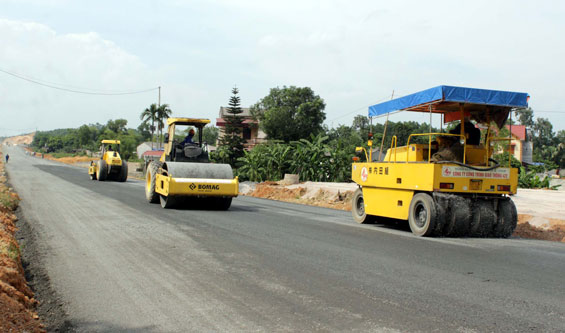  Các đơn vị thi công đang khẩn trương hoàn thiện thảm lớp base và lớp bê tông nhựa mặt đường tuyến Thái Nguyên - Chợ Mới