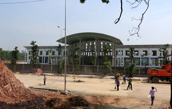  Công nhân thực hiện công đoạn quét, thổi bụi mặt bằng để thi công phần đường vào  Bến xe. 