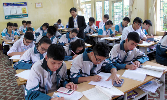  Thầy giáo Phạm Công Đỉnh trong một giờ lên lớp.