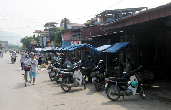  Do cơ sở hạ tầng của chợ đã xuống cấp nghiêm trọng (đình chợ dột nát, ki ốt bán hàng tạm bợ, mất vệ sinh...) nên vào các ngày phiên chợ, người dân La Hiên (Võ Nhai) thường tụ tập ở hai bên tuyến Quốc lộ 1B (đoạn giáp UBND xã) để giao thương hàng hoá.