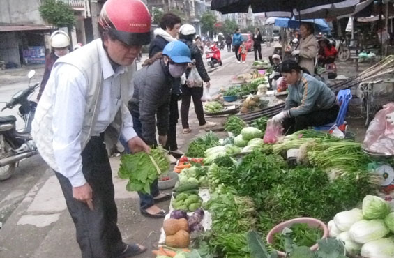  Hiện nay, các loại rau xanh vẫn được bán tại các chợ trên địa bàn tỉnh chưa được kiểm định chất lượng về VSATTP. Trong ảnh: Người tiêu dùng mua rau xanh tại chợ Đồng Quang (T.P Thái Nguyên).