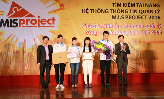  Nhóm Ocean (Khoa Hệ thống thông tin Kinh tế, Trường Đại học CNTT-TT Thái Nguyên tại Lễ trao giải cuộc thi Tìm kiếm tài năng hệ thống thông tin quản lý - M.I.S PROJECT 2016.