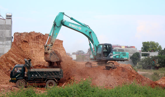  Tại những khu vực mới được giải phóng mặt bằng, nhà thầu đang đẩy nhanh tiến độ thi công để sớm hoàn thiện đường Bắc Sơn.