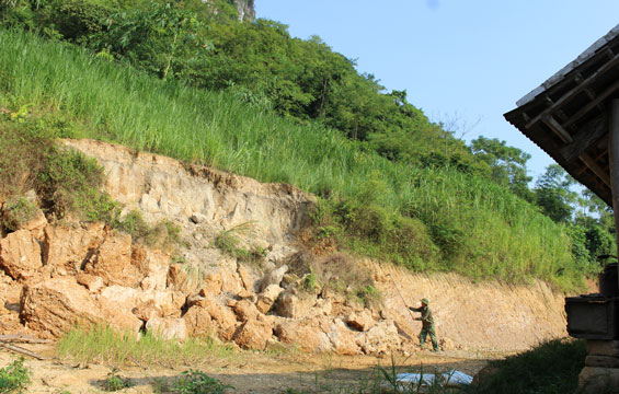  Gia đình ông Lường Văn Lượng, xóm Chịp, xã Bình Long (Võ Nhai) đang nằm sát chân núi nên rất nguy hiểm khi sạt lở.