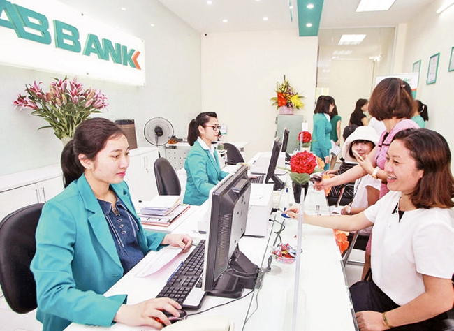  Khách hàng giao dịch tại Phòng giao dịch ABBANK Trung Yên (Hà Nội).