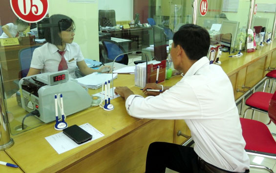   Giao dịch viên Hoàng Thị Thuý của Agribank Sông Cầu tư vấn khách hàng sử dụng dịch vụ mới