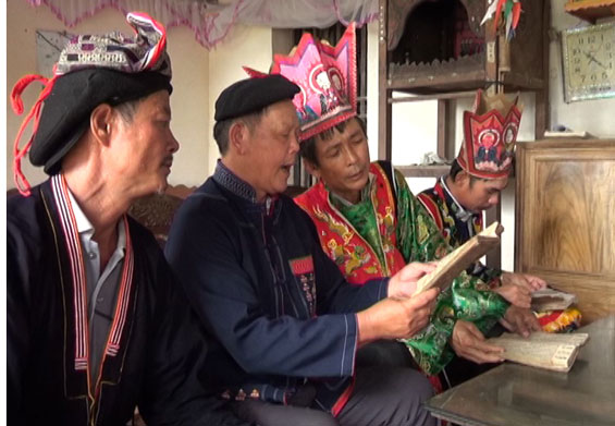  Ông Bàn Đức Báo hay còn gọi là Bàn Lai (người thứ hai từ trái sang) đang dạy các học trò của mình về những nét đẹp văn hóa của dân tộc.