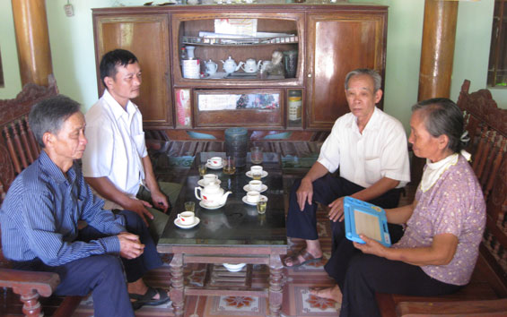  Ông Ngô Văn Khoát (ngồi thứ hai từ phải sang) thăm gia đình nạn nhân chất độc da cam Hoàng Thị Sâm, ở xóm Giếng Mật, xã Tân Hòa (Phú Bình).