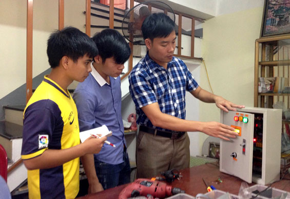  Thầy giáo Bạch Văn Nam (người đứng giữa) cùng các sinh viên Khoa Điện tử vận hành tiết bị điều khiển và giám sát hoạt động trạm BTS