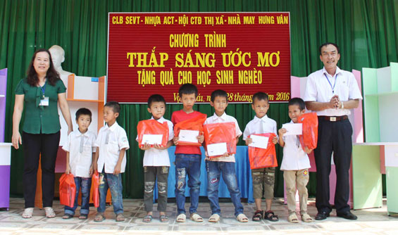  Hội Chữ thập đỏ T.X Phổ Yên tổ chức Chương trình “Thắp sáng ước mơ” tặng quà cho học sinh nghèo tại xã Thành Công.
