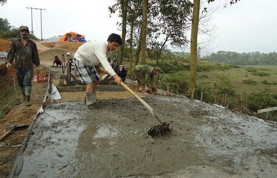  Thi công tuyến đường trục chính tại phường Thắng Lợi (T.P Sông Công)
