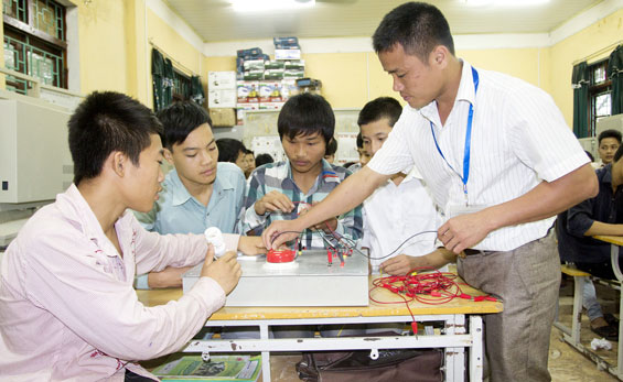  Hiện nay, nhiều lao động trên địa bàn tỉnh có nhu cầu xuất khẩu lao động hoặc làm việc trong nước. Trong ảnh: Thực hành nghề điện dân dụng tại Trường Trung cấp Nghề Nam Thái Nguyên.