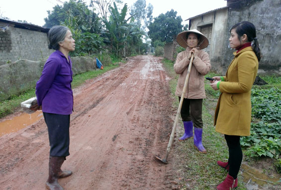  Bà Dương Thị Thái (ngoài cùng bên trái) tranh thủ thời gian đi vận động người dân ủng hộ để cải tạo tuyến đường lầy lội và xuống cấp chạy qua địa bàn xóm.