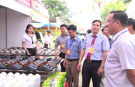  Các đại biểu tham quan các gian hàng tại Hội chợ