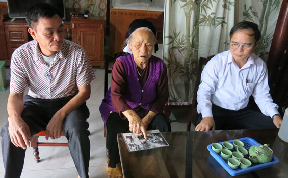  Nhiều năm đã trôi qua nhưng gia đình bà Thái vẫn gìn giữ cẩn thận bức hình chụp Bác Hồ về thăm gia đình sau cải cách ruộng đất năm 1955.