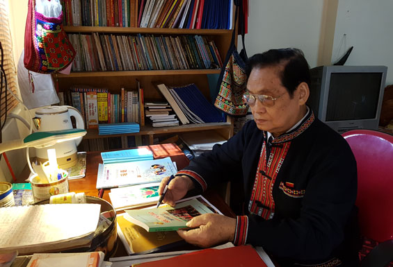  Ông Đặng Phúc Lường nghiên cứu tài liệu tại nhà riêng.