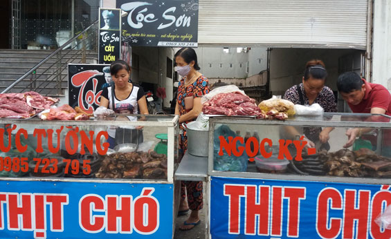 Thức ăn chưa qua chế biến được bày bán cùng thức ăn chín tại đường Bến Oánh, T.P Thái Nguyên.