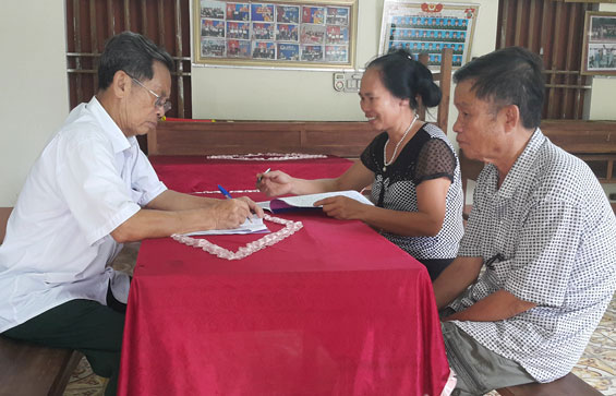  Ông Lê Viết Hiển ở tổ dân phố Phú Thái, phường Lương Sơn (T.P Sông Công) sẵn sàng tiếp thu và giải đáp những thắc mắc của người dân để có hướng giải quyết phù hợp. 