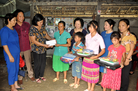 Hội Chữ thập đỏ phường Hoàng Văn Thụ (T.P Thái Nguyên), Câu lạc bộ Ban mai xanh đến thăm hỏi, động viên và trao tiền hỗ trợ cho gia đình chị Hoàng Thị Dinh.