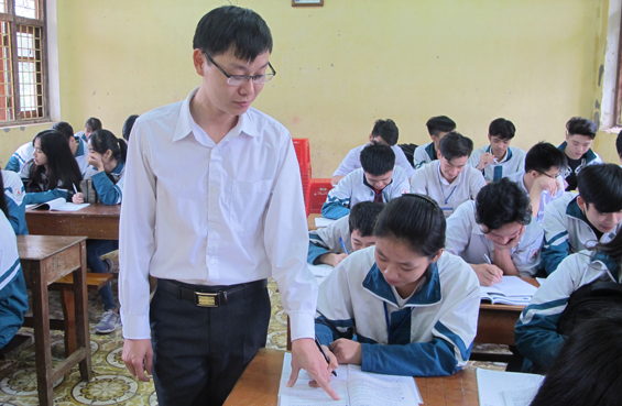  Học sinh Mông Thị Hồng Anh trong giờ lên lớp tại Trường THPT Định Hóa.