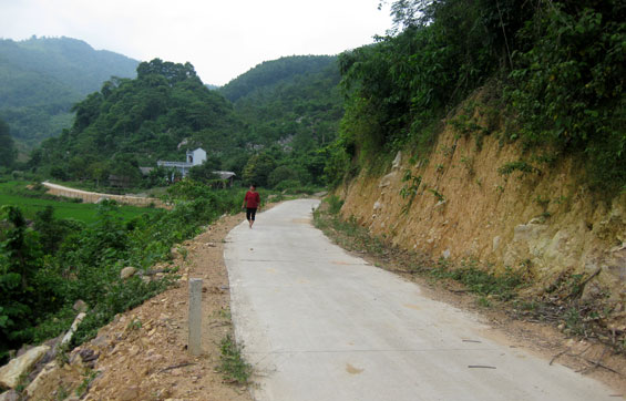  Con đường dài hơn 2km vào bản người Mông Na Sàng (Phú Đô) được mở mới đầu năm 2015. 10 trong tổng số 22 hộ dân trong bản đã hiến hàng nghìn mét vuông đất cho Nhà nước mở đường.