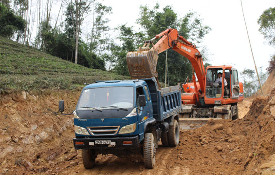  Gia đình bà Triệu Thị Hoa hiến đất 6 sào đất trồng chè tạo điều kiện cho đơn vị thi công đẩy nhanh tiến độ dự án.