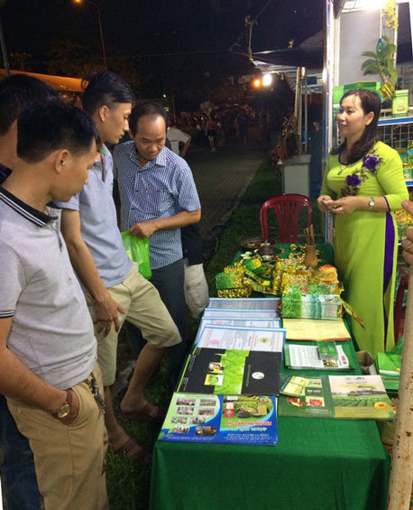  Du khách tham quan, tìm hiểu sản phẩm chè Thái Nguyên tại Hội chợ.