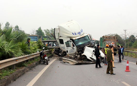  Vụ tai nạn giao thông xảy ra ngày 26-2, tại Km65+400 đoạn tránh T.P Thái Nguyên thuộc cao tốc Hà Nội - Thái Nguyên giữa xe Container mang Biển kiếm soát 15C-129.07 do lái xe Mai Sỹ Trung (sinh năm 1979) trú tại Chí Linh, Hải Dương điều khiển đã lao qua dải phân cách và đâm va với xe chở công nhân của Công ty Điện tử Samsung mang Biển kiểm soát 29LD - 020.12.