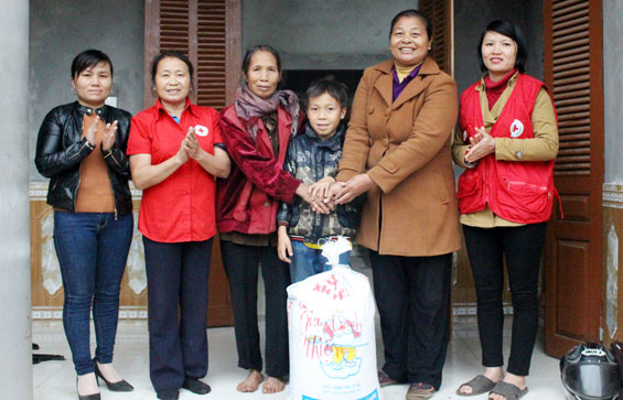  Bà Đỗ Thị Tâm (người thứ hai từ phải sang) hỗ trợ 30kg gạo cho gia đình chính sách - hộ bà Nguyễn Thị Lý, ở xóm Trung Thành 1, xã Vô Tranh (Phú Lương).