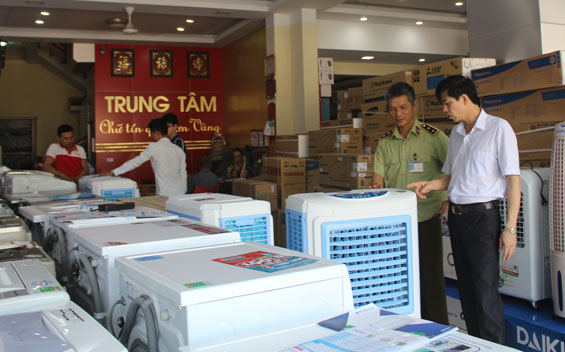  Cửa hàng điện máy Trung tâm của gia đình anh Nguyễn Chí Trung tại tổ dân phố 4A, phường phố Cò (T.P Sông Công) có trên 80% sản phẩm bày bán được sản xuất tại Việt Nam. Trong ảnh: Người dân mua sắm hàng điện tử, điện lạnh tại cửa hàng.