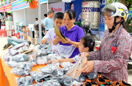  Người dân tham gia mua sắm tại Phiên chợ đưa hàng Việt về miền núi, thị trấn Chợ Chu (Định Hóa).