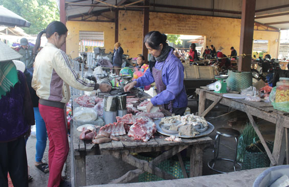  Tại chợ Tân Khánh (Phú Bình) đồ tươi sống được bày bán xen kẽ với đồ chín mà không có bất cứ dụng cụ che đậy nào.