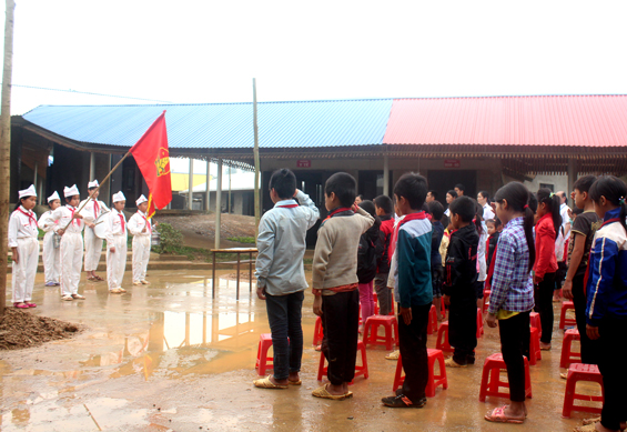  Học sinh Trường Tiểu học Lũng trong giờ chào cờ.