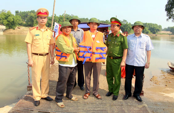  Đại diện Ban ATGT tỉnh trao tặng áo phao cho chủ phương tiện tại bến đò Thù Lâm, xã Tiên Phong (T.X Phổ Yên)