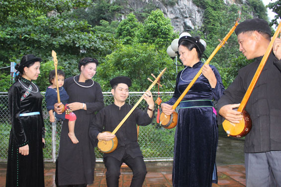  Anh Ma Văn Ngọc (người đứng giữa) hướng dẫn hát Then, đàn tính cho thành viên Nhóm sở thích hát Then. 