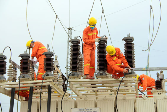 Ngành Điện hiện đang tập trung tối đa nhân lực và vật tư, máy móc, khẩn trương khắc phục sự cố cháy nổ tại Trạm biến áp 110kV Yên Bình 2 để sớm cấp điện trở lại cho Công ty TNHH Samsung Electronics Việt Nam Thái Nguyên ổn định sản xuất.