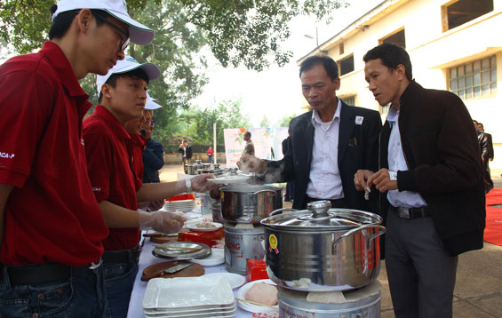  Các nhà chăn nuôi, chủ trang trại trải nghiệm ẩm thực tại chương trình.