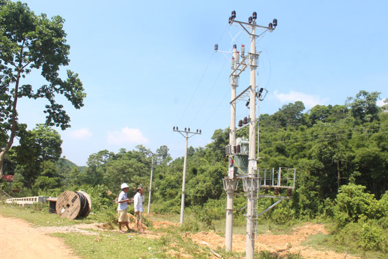  Đến nay, công trình cấp điện nông thôn cho bản Nác, xã Liên Minh (Võ Nhai) đã cơ bản hoàn thành, chỉ còn một số hạng mục đường dây hạ thế đang được thi công. Trong ảnh: Trạm biến áp Nác 1.