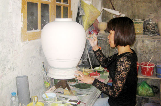  Người dân làng nghề gốm sứ Bát Tràng trang trí sản phẩm.