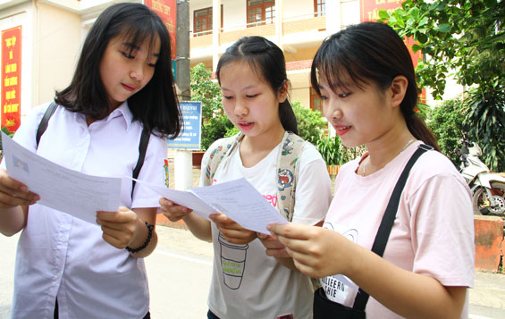  Một số thí sinh tại T.P Thái Nguyên ngay sau khi có trúng tuyển đã đến Trường Đại học Sư phạm Thái Nguyên làm thủ tục nhập học. 