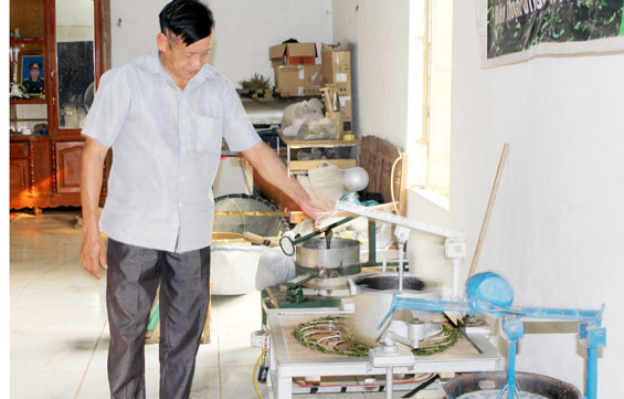  Nghệ nhân Nguyễn Văn Đoàn tại cơ sở sản xuất chè hữu cơ của gia đình tại  xóm Khuôn II, xã Phúc Trìu (T.P Thái Nguyên) 