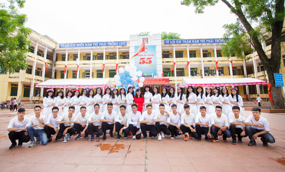  Cô và trò lớp 12 A1 trong ngày bế giảng năm học 2016-2017.
