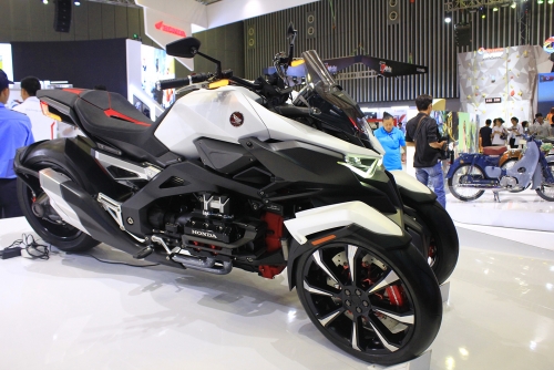  Honda Neowing là đối thủ cạnh tranh với Yamaha MWT-9 hay Piaggio MP3.