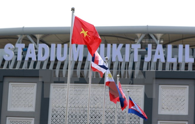  Quốc kỳ Việt Nam được kéo lên tại buổi lễ thượng cờ. (Ảnh: TTXVN)