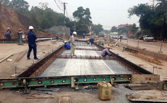  Nhà đầu tư BOT đang tiến hành xây dựng Trạm thu phí trên tuyến Quốc lộ 3 cũ đoạn qua địa bàn huyên Phú Lương.