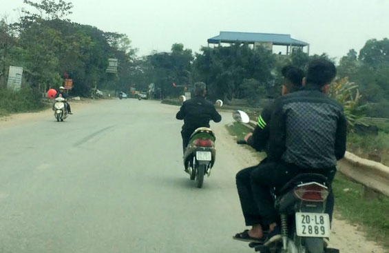  Trong những ngày Tết, những hình ảnh thường thấy nhất là những người tham gia giao thông không đội mũ bảo hiểm. Ảnh: MP