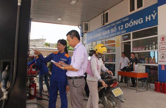  Cán bộ Chi cục Thuế huyện Đồng Hỷ chốt chỉ số đồng hồ tháng 5 tại Cửa hàng số 12 của Công ty Xăng dầu Bắc Thái.